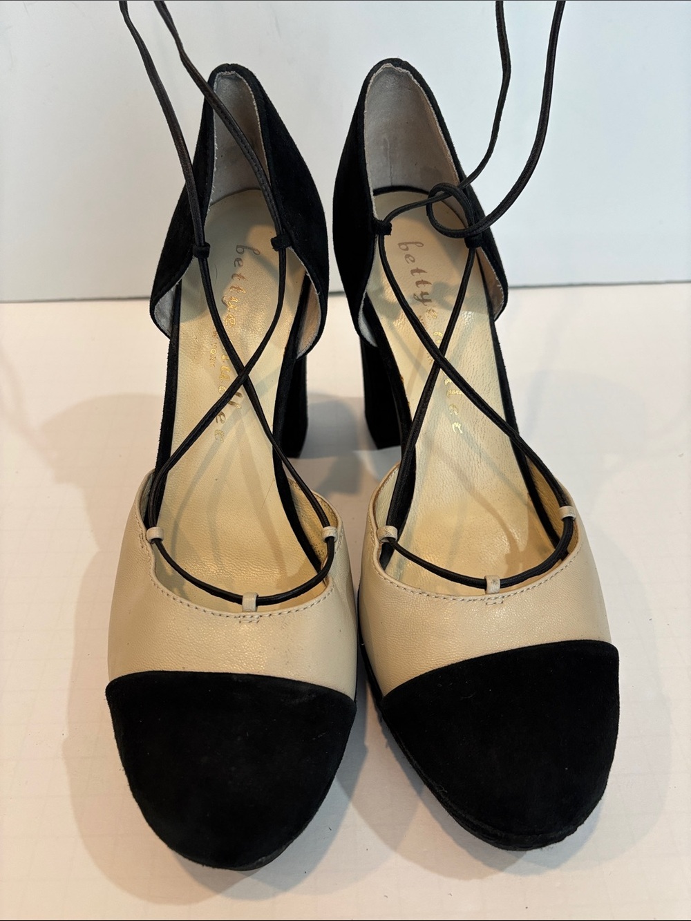 Bettye Muller Madison Platform Pump in Black/Cream Size 8